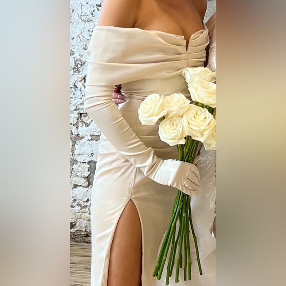 Moda Glam Ivory Gown And Gloves - Picture 5 of 7